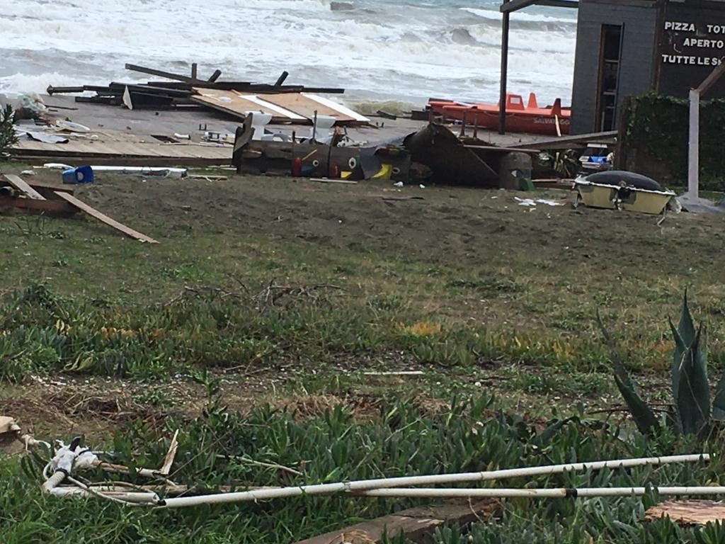 maltempo a latina danni sul lungomare