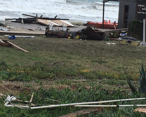 maltempo a latina danni sul lungomare