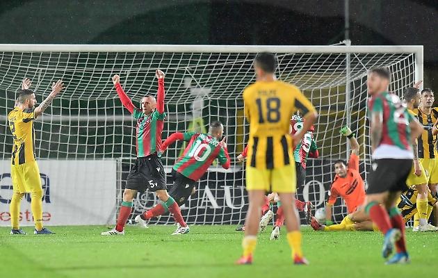 Alcune fasi della partita Ternana-Viterbese