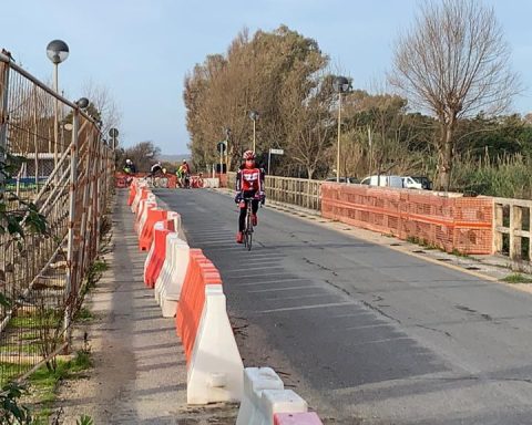Ciclisti in transito sul Ponte Mascarello chiuso, nonostante l'ordinanza (domenica mattina 15-12-2019)