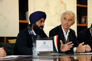 Gurmukh Singh, Presidente dell’associazione Singh Sabha e Damiano Coletta