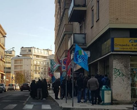 Il presidio sotto la sede di Unindustria