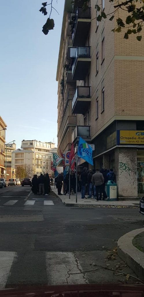 Il presidio sotto la sede di Unindustria