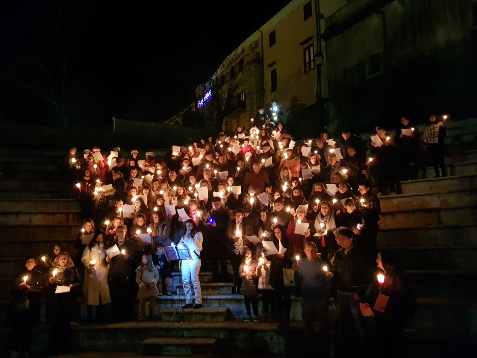La Stella di Natale formata dai partecipanti dell'evento organizzato a Sezze