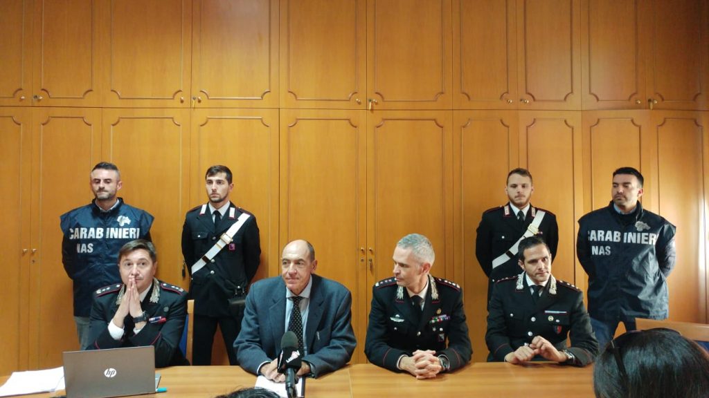 Uno dei momenti della conferenza stampa per l'indagine Certificato pazzo