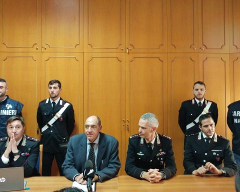 Uno dei momenti della conferenza stampa per l'indagine Certificato pazzo