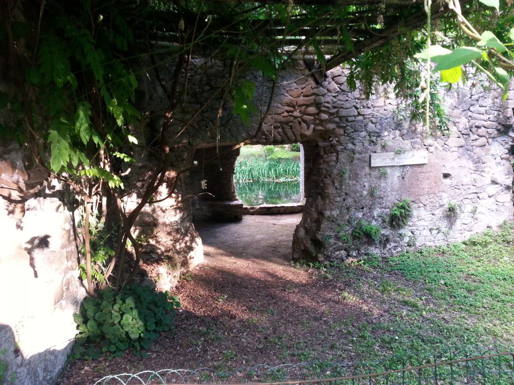 antica dogana presso i giardini di ninfa