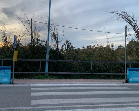La staccionata di Via del Lido: assi di legno senza trattamento in attesa della sistemazione definitiva che, dopo un anno e mezzo, non è ancora stata avviata
