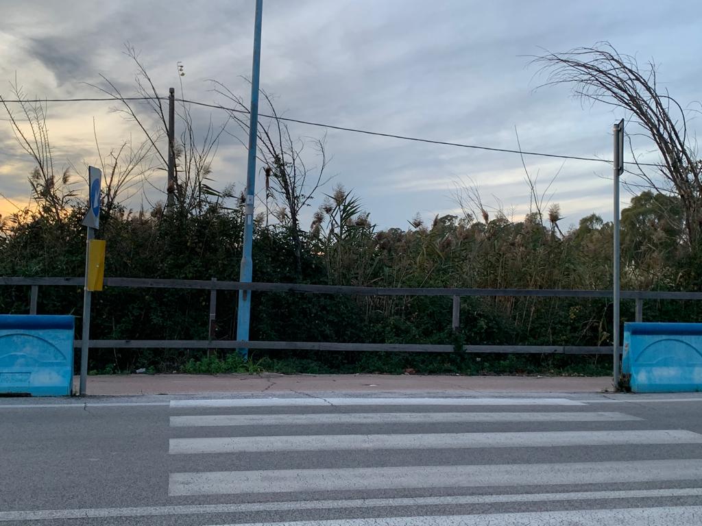 La staccionata di Via del Lido: assi di legno senza trattamento in attesa della sistemazione definitiva che, dopo un anno e mezzo, non è ancora stata avviata