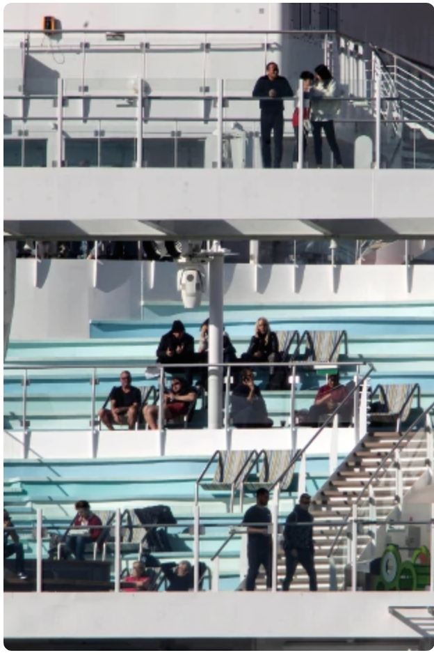 Alcuni passeggeri a bordo della Costa Smeralda in attesa di sbarcare (foto Rainews)