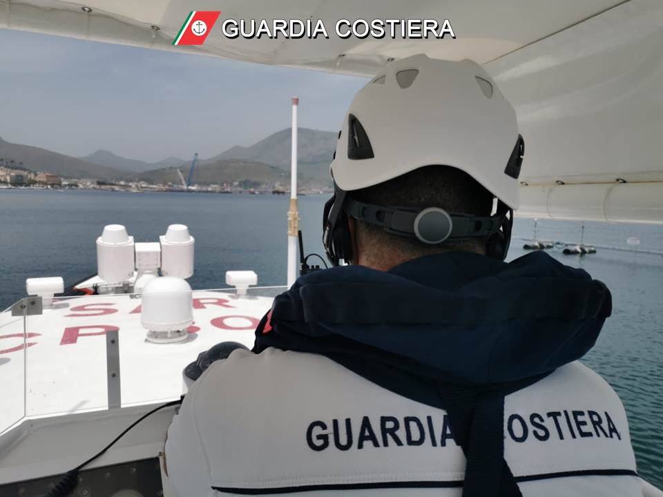 Controlli in porto Guardia costiera