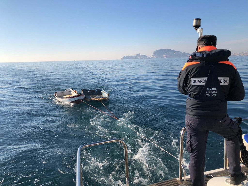 GUARDIA COSTIERA BARCHE ALLA DERIVA