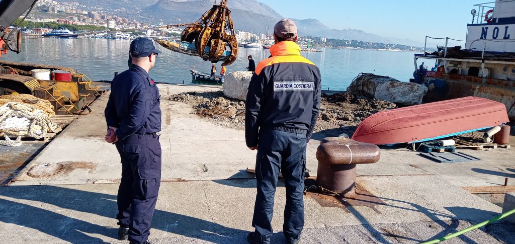 GUARDIA COSTIERA BARCHE ALLA DERIVA IN DISCARICA