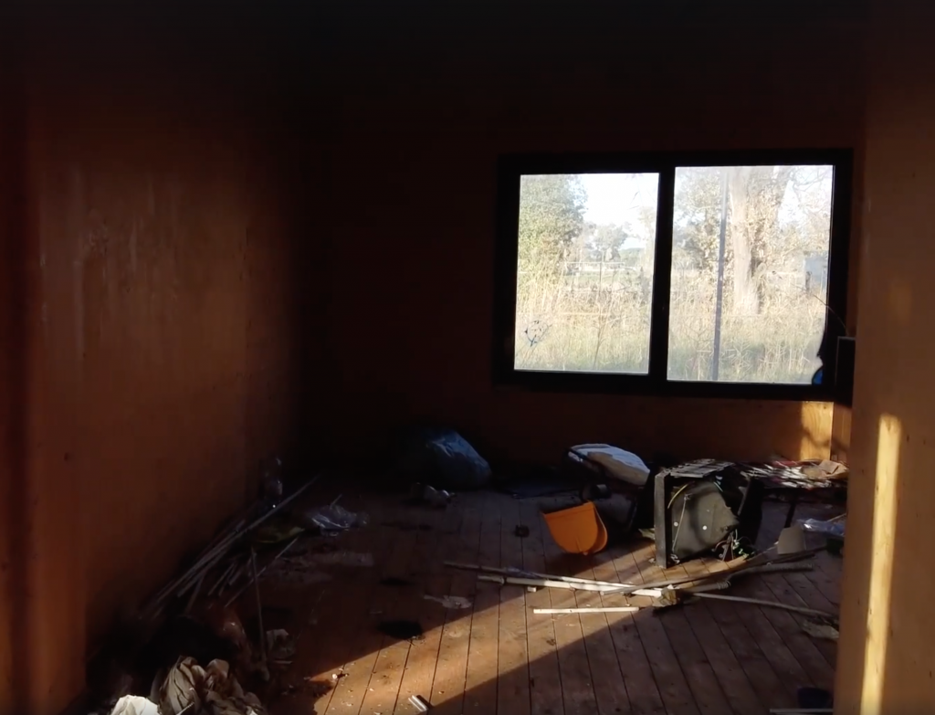 L'interno di una struttura malandata al Parco Vasco de Gama, più volte colpito dall'azione dei vandali (immagini tratte dal video realizzato da Ivan Eotvos). Il parco, che si trovo al Lido di Latina, che avrebbe dovuto essere un centro ricreativo per adulti e bambini è diventato da tempo uno dei simboli del degrado e dell'incuria nella città di Latina