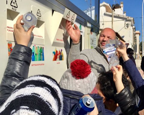 Un esempio di macchinetta dove poter conferire la plastica
