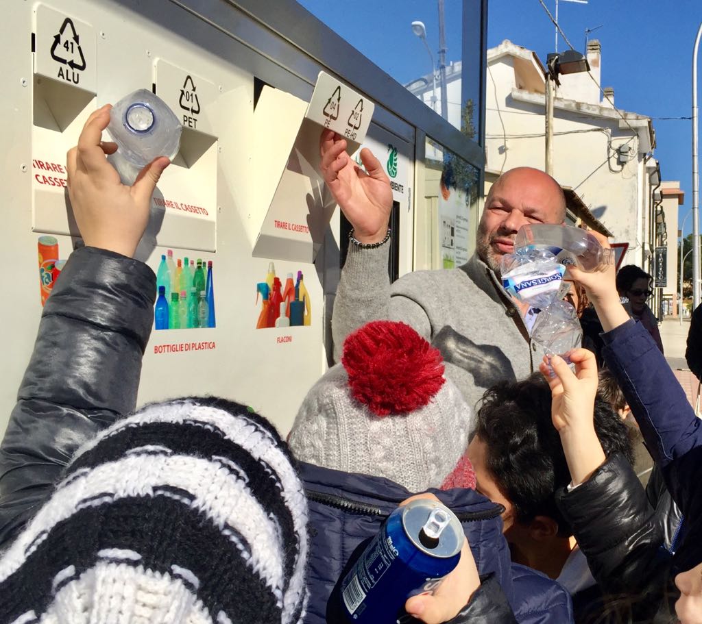 Un esempio di macchinetta dove poter conferire la plastica