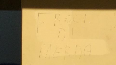 Una delle scritte omofobe subite dalla coppia gay di Penitro, Formia