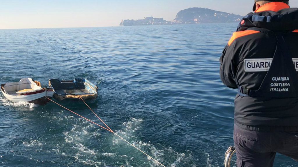 guardia costiera gaeta recupera due imbarcazioni alla deriva