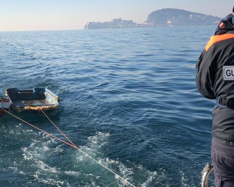 guardia costiera gaeta recupera due imbarcazioni alla deriva