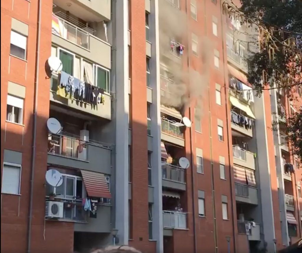 La palazzina a fuoco in Via Nenni, Cisterna