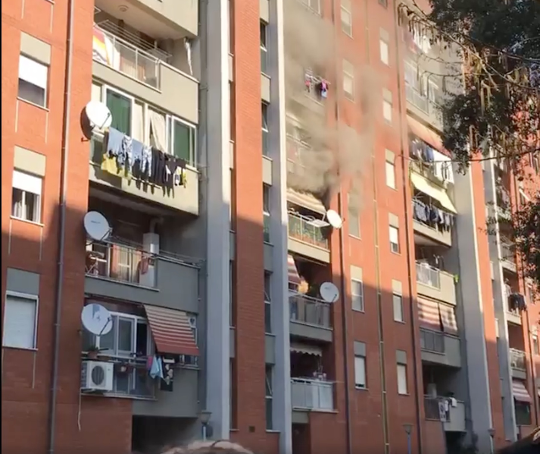 La palazzina a fuoco in Via Nenni, Cisterna