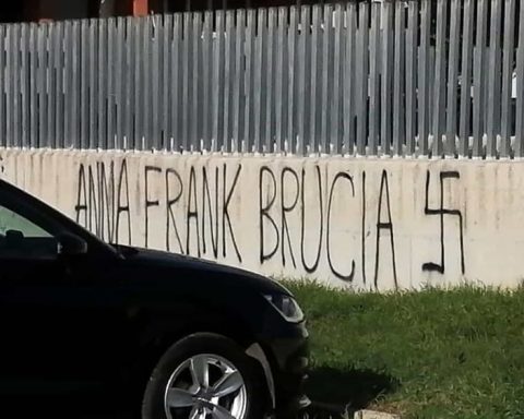 scritte antisemite scuole pomezia