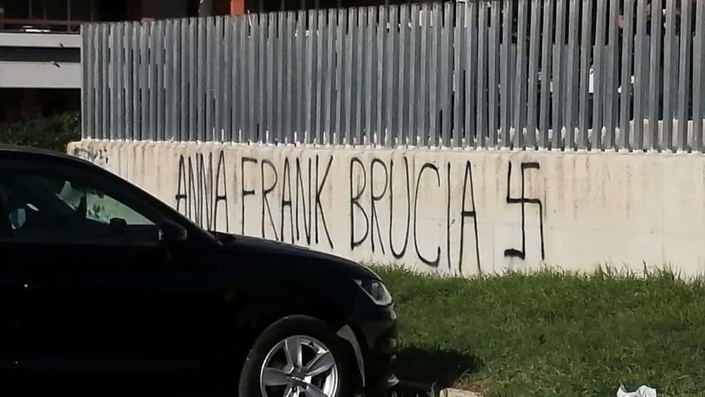 scritte antisemite scuole pomezia