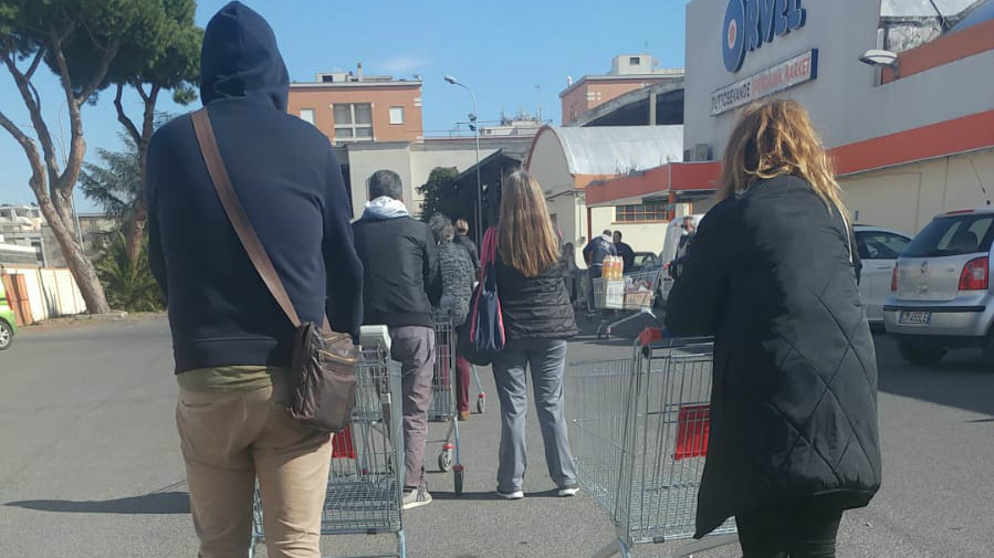 fila al supermercato