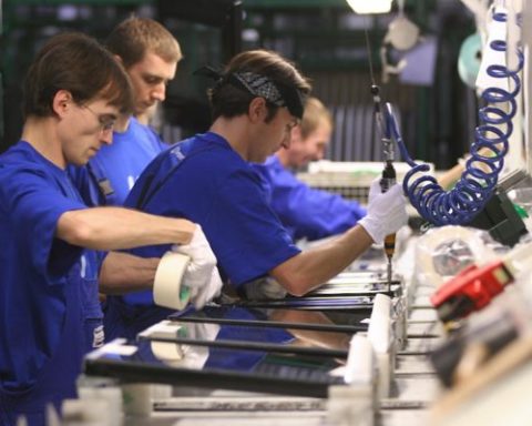 lavoro-operai-in-fabbrica-
