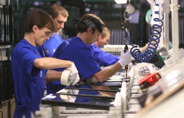 lavoro-operai-in-fabbrica-