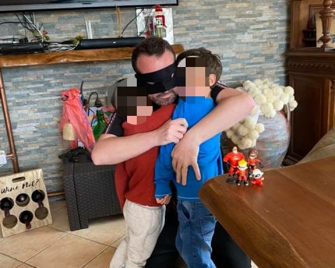 Fausto Russo riabbraccia i suoi bambini al ritorno a casa dopo un mese e mezzo