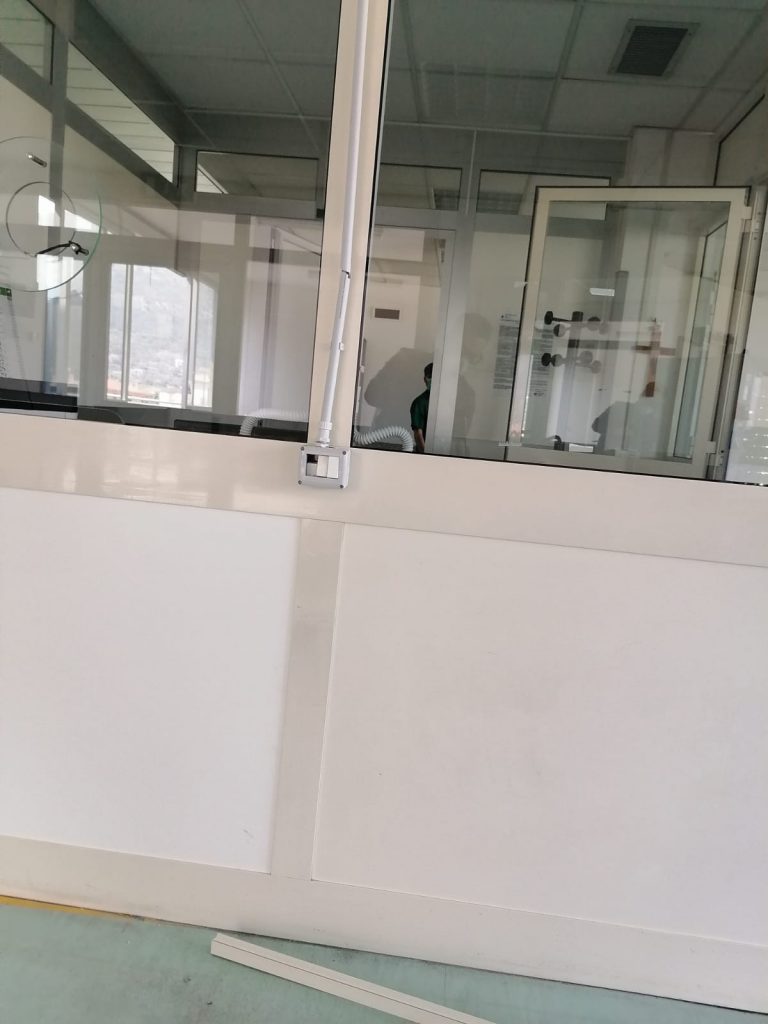 Una delle foto scattate dai militanti di Fratelli d'Italia di Fondi dopo uno dei raid consumati questi giorni al San Giovanni di Dio
