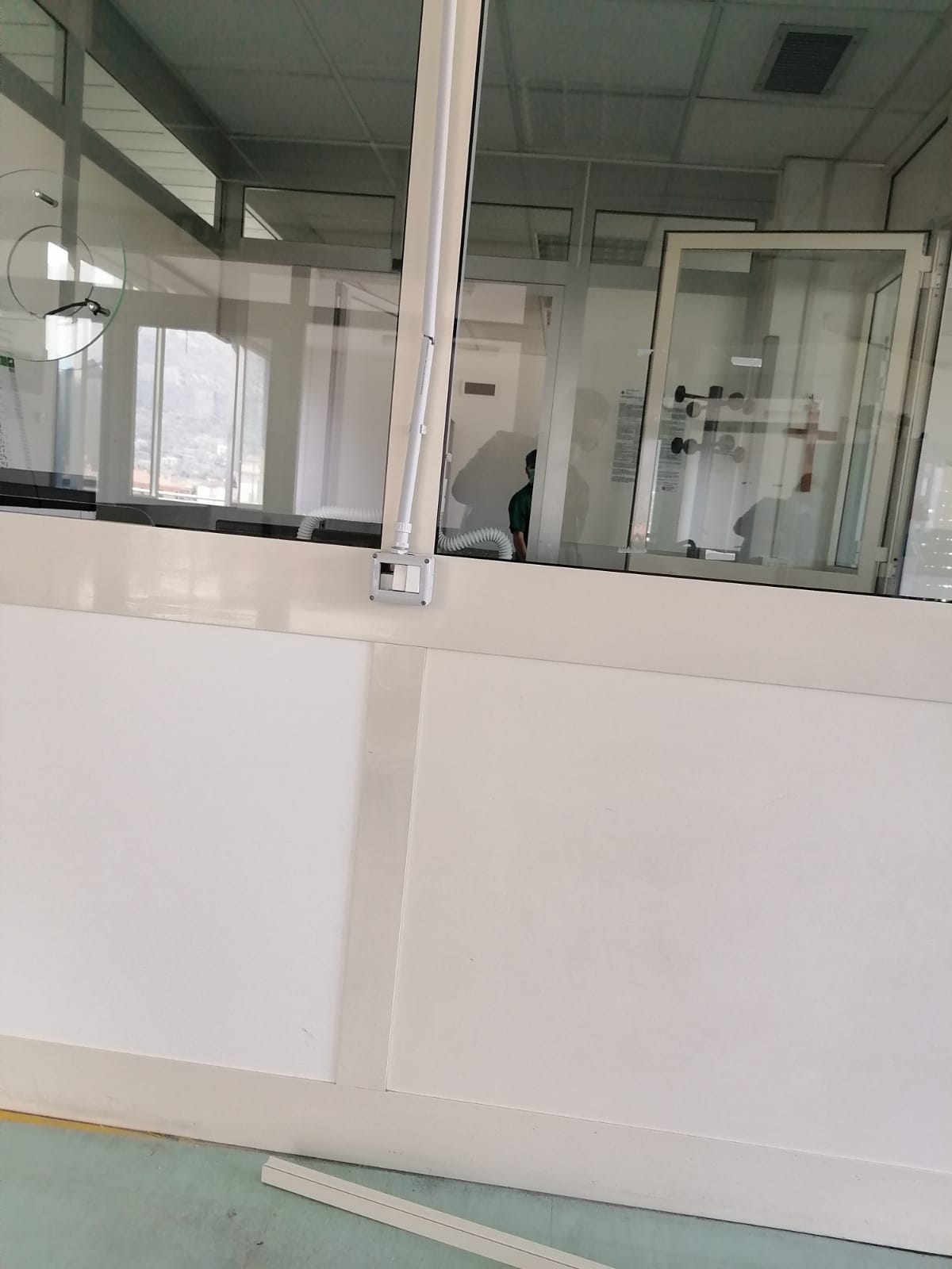 Una delle foto scattate dai militanti di Fratelli d'Italia di Fondi dopo uno dei raid consumati questi giorni al San Giovanni di Dio