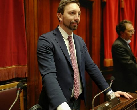 Trano alla Camera dei Deputati. Il 19 marzo l'onorevole di Gaeta è stato liquidato dal Movimento 5 Stelle. Di seguito il post pubblicato dal Blog delle Stelle che ne spiega i motivi. "Il Deputato Raffaele Trano non fa più parte del gruppo parlamentare alla Camera del Movimento 5 Stelle. Nell’ambito della elezione del nuovo presidente della Commissione Finanze della Camera, i membri del Movimento 5 Stelle della stessa Commissione hanno votato a maggioranza assoluta Nicola Grimaldi, come candidato da proporre; il Capogruppo Davide Crippa ha comunicato agli altri gruppi di maggioranza il nome del deputato Grimaldi per la successiva votazione, come espressione dell’intera coalizione di governo. La votazione, avvenuta a scrutinio segreto, ha portato all’elezione del deputato Raffaele Trano, per un solo voto di differenza, con i voti delle opposizioni e qualcuno della maggioranza. Confidando nella buona fede dell’interessato, lo si è gentilmente invitato a rassegnare le dimissioni per consentire, in una successiva votazione, di eleggere il candidato presidente designato dal gruppo parlamentare. Si è fatto presente immediatamente al deputato Trano come questa elezione abbia rappresentato un grave danno al Movimento 5 Stelle sulla capacità di portare avanti la propria azione politica all’interno della coalizione di governo, in quanto la sua elezione è stata determinata dai voti delle opposizioni (come dalle stesse rivendicato). La risposta negativa del deputato Trano a questa richiesta ha portato alla decisione di procedere alla sua espulsione dal Movimento 5 Stelle, ritenendo il comportamento del collega non conforme ai principi di partecipazione, trasparenza e responsabilità, nell’ambito della collaborazione tra deputati del gruppo parlamentare".