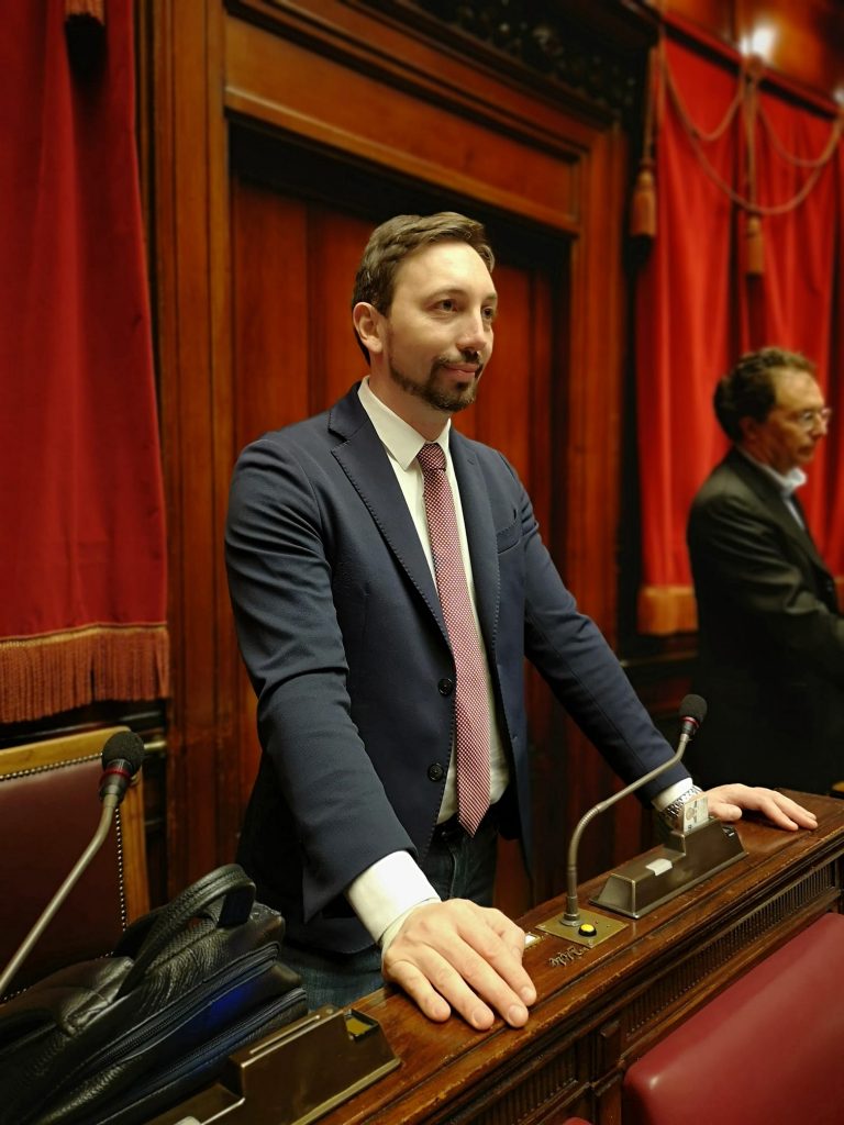 Trano alla Camera dei Deputati. Il 19 marzo l'onorevole di Gaeta è stato liquidato dal Movimento 5 Stelle. Di seguito il post pubblicato dal Blog delle Stelle che ne spiega i motivi. "Il Deputato Raffaele Trano non fa più parte del gruppo parlamentare alla Camera del Movimento 5 Stelle. Nell’ambito della elezione del nuovo presidente della Commissione Finanze della Camera, i membri del Movimento 5 Stelle della stessa Commissione hanno votato a maggioranza assoluta Nicola Grimaldi, come candidato da proporre; il Capogruppo Davide Crippa ha comunicato agli altri gruppi di maggioranza il nome del deputato Grimaldi per la successiva votazione, come espressione dell’intera coalizione di governo. La votazione, avvenuta a scrutinio segreto, ha portato all’elezione del deputato Raffaele Trano, per un solo voto di differenza, con i voti delle opposizioni e qualcuno della maggioranza. Confidando nella buona fede dell’interessato, lo si è gentilmente invitato a rassegnare le dimissioni per consentire, in una successiva votazione, di eleggere il candidato presidente designato dal gruppo parlamentare. Si è fatto presente immediatamente al deputato Trano come questa elezione abbia rappresentato un grave danno al Movimento 5 Stelle sulla capacità di portare avanti la propria azione politica all’interno della coalizione di governo, in quanto la sua elezione è stata determinata dai voti delle opposizioni (come dalle stesse rivendicato). La risposta negativa del deputato Trano a questa richiesta ha portato alla decisione di procedere alla sua espulsione dal Movimento 5 Stelle, ritenendo il comportamento del collega non conforme ai principi di partecipazione, trasparenza e responsabilità, nell’ambito della collaborazione tra deputati del gruppo parlamentare".