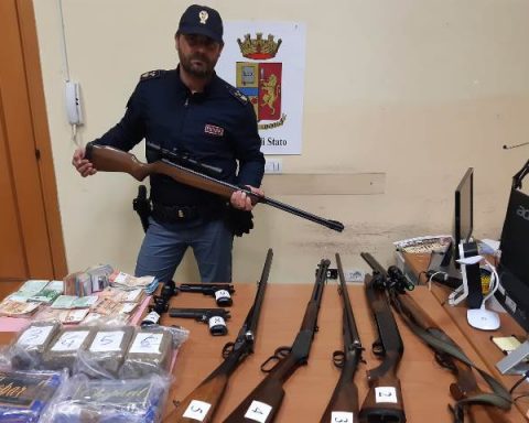 Il sequestro di armi e droga realizzato ieri dalla Terza e Quarta Sezione della Squadra Mobile di Latina: arrestati in tre insospettabili, in corso le indagini per risalire a un sodalizio che si presume essere molto più ampio