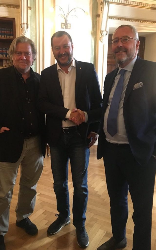 Bannon-Salvini-Modrikamen-P-850x1360