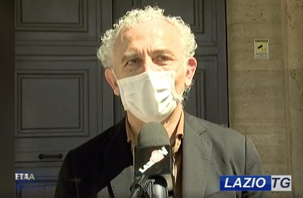 Damiano Coletta alla manifestazione dei commercianti che hano consegnato simbolicamente le chiavi