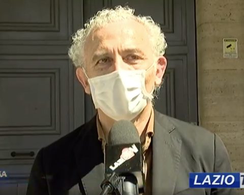 Damiano Coletta alla manifestazione dei commercianti che hano consegnato simbolicamente le chiavi