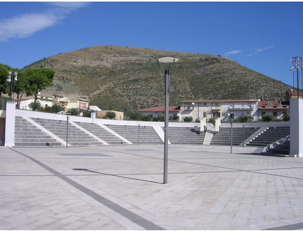 Piazza De Gasperi, Fondi