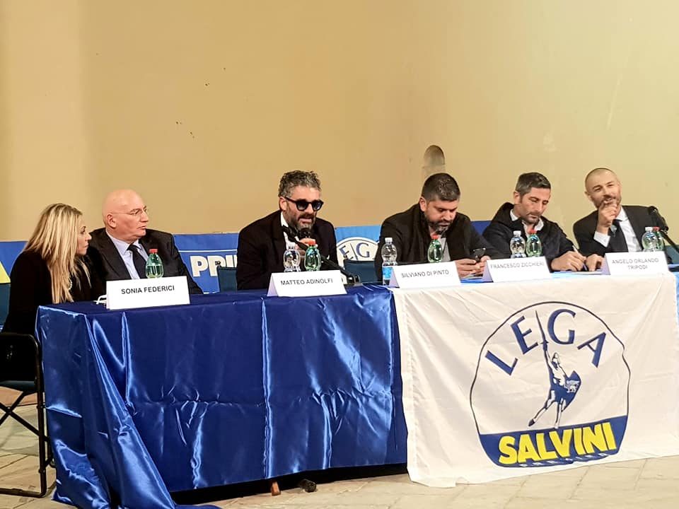 Silviano Di Pinto al centro con gli occhiali durante un incontro pubblico della Lega di Latina