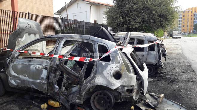 auto esplosa (foto d'archivio)