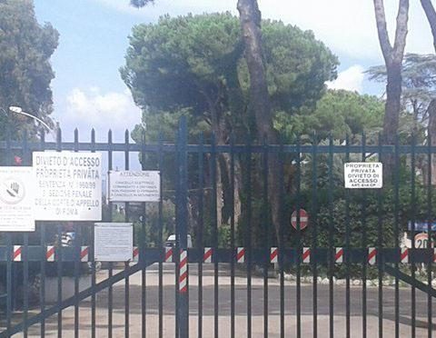 Uno dei cancelli che sbarrano l'accesso alla spiaggia sul litorale tra San Felice Circeo e Terracina