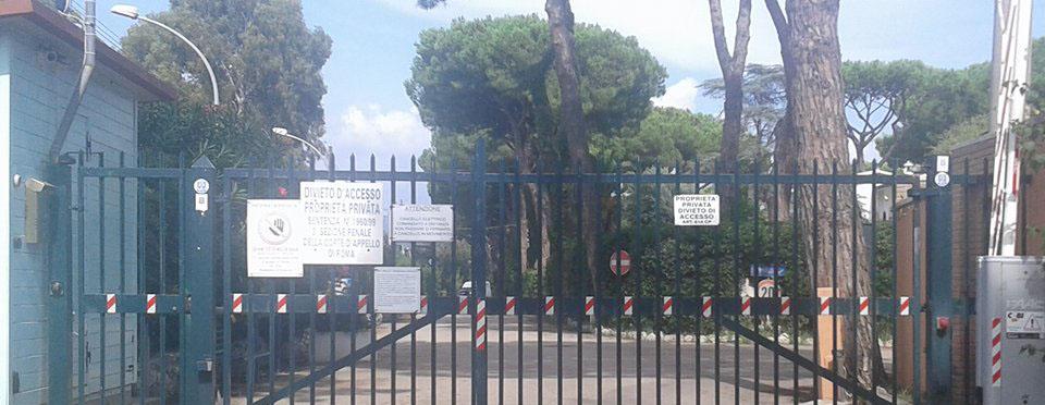 Uno dei cancelli che sbarrano l'accesso alla spiaggia sul litorale tra San Felice Circeo e Terracina