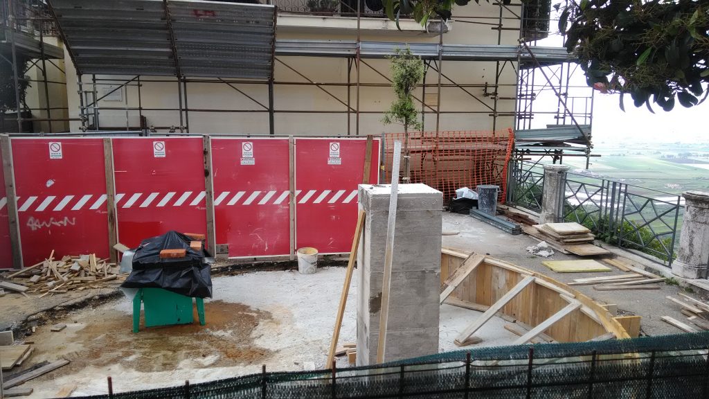 Cantiere dei lavori sospesi al Belvedere di Santa Maria (Piazza del Duomo)