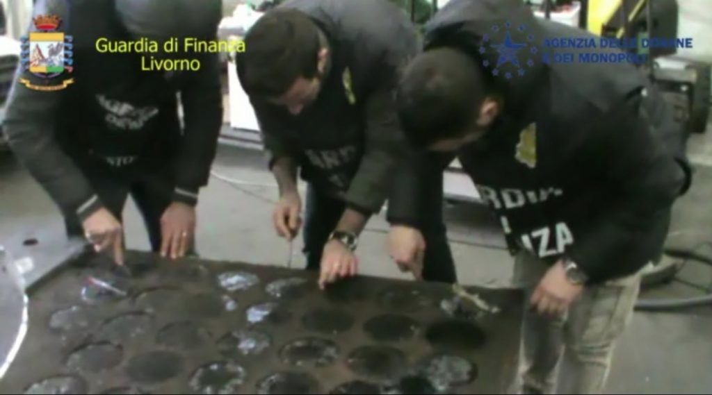 La droga ritrovata nelle intercapedini dalla Gdf