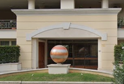 La sfera che caratterizza Via del Lido 60