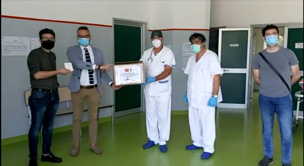 Il momento della consegna: da sx : Luca Liguori Daniele Piccinella,il Personale del Pat ,infermiere Gaetano Vellucci ed il Dott. Tomaselli e Yuri Musilli