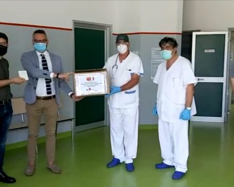 Il momento della consegna: da sx : Luca Liguori Daniele Piccinella,il Personale del Pat ,infermiere Gaetano Vellucci ed il Dott. Tomaselli e Yuri Musilli