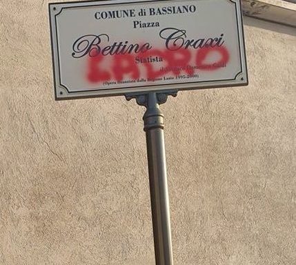 La targa di Craxi imbrattata a Bassiano